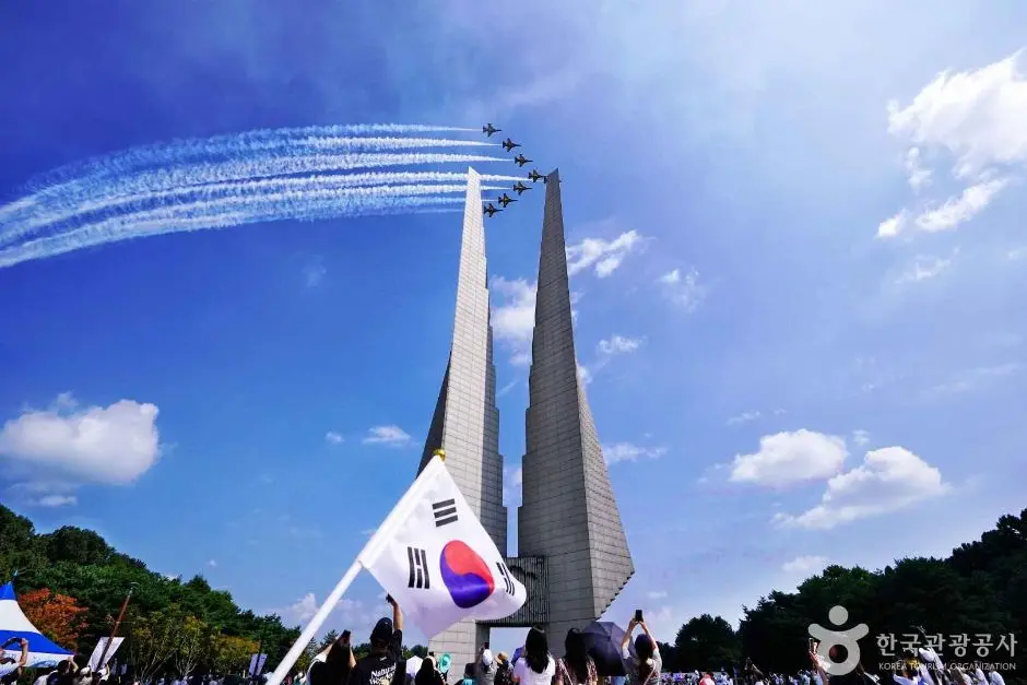 Black Eagles fighter jets performing aerial display with smoke trails