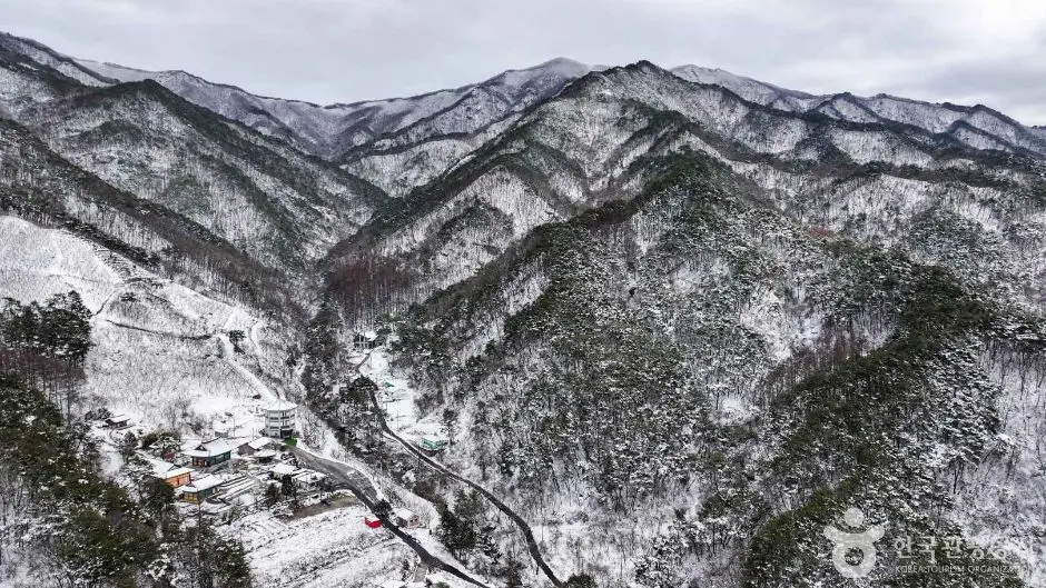 Chiaksan National Park Hiking Korea's Hardest Trails & Seryeom Waterfall thumbnail