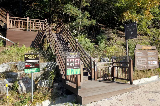 Wooden entrance gate and stairs at Gamaksan suspension bridge trailhead
