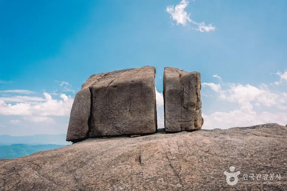 Split boulder rock formation at Mosan Jae pass on Hwangmaesan Mountain