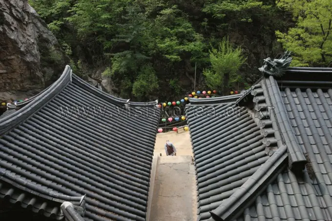 Traditional Korean temple roof with upturned eaves at Jaejaiam on Soyosan Mountain